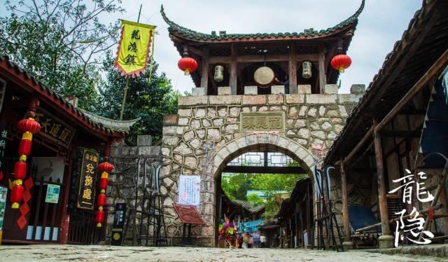向每一个平凡人致敬，在一场又一场“双向奔赴”中全力以赴丨两会观察